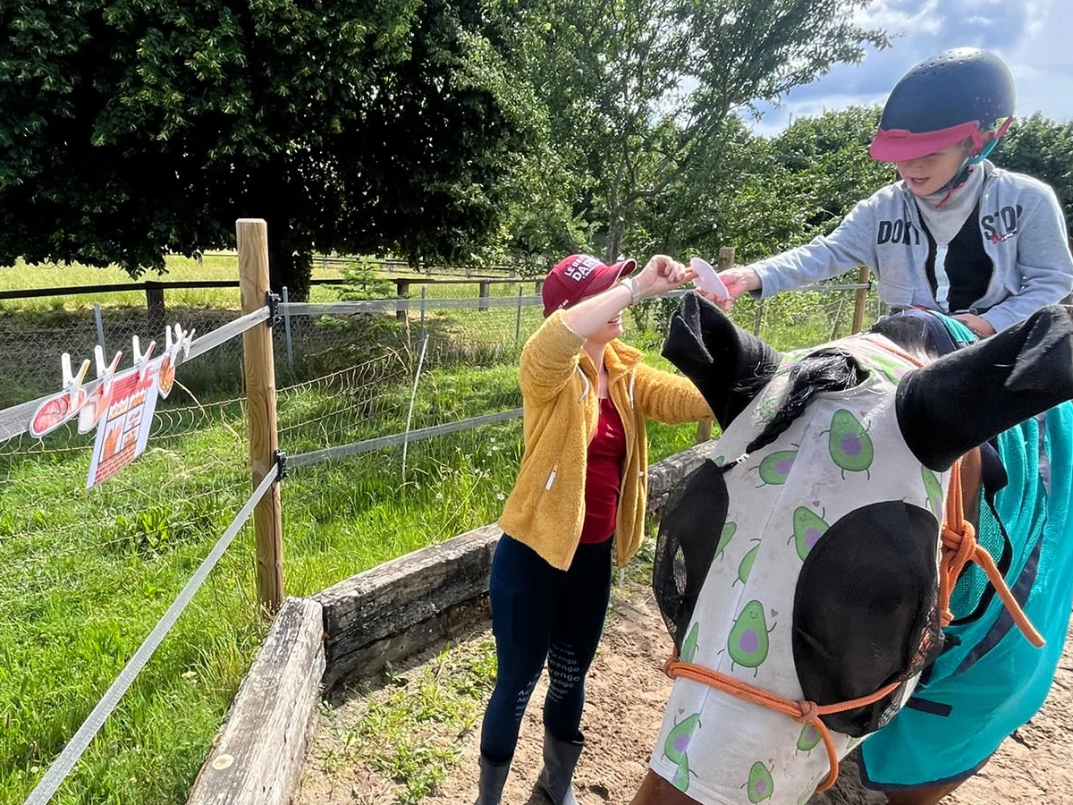 Séance d’Hippothérapie-K® à Léchelles avec cheval équipé et accompagnement thérapeutique