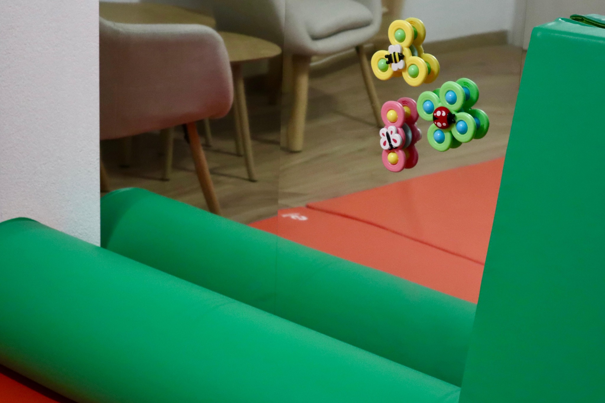Espace de physiothérapie pédiatrique avec miroir, tapis et éléments ludiques