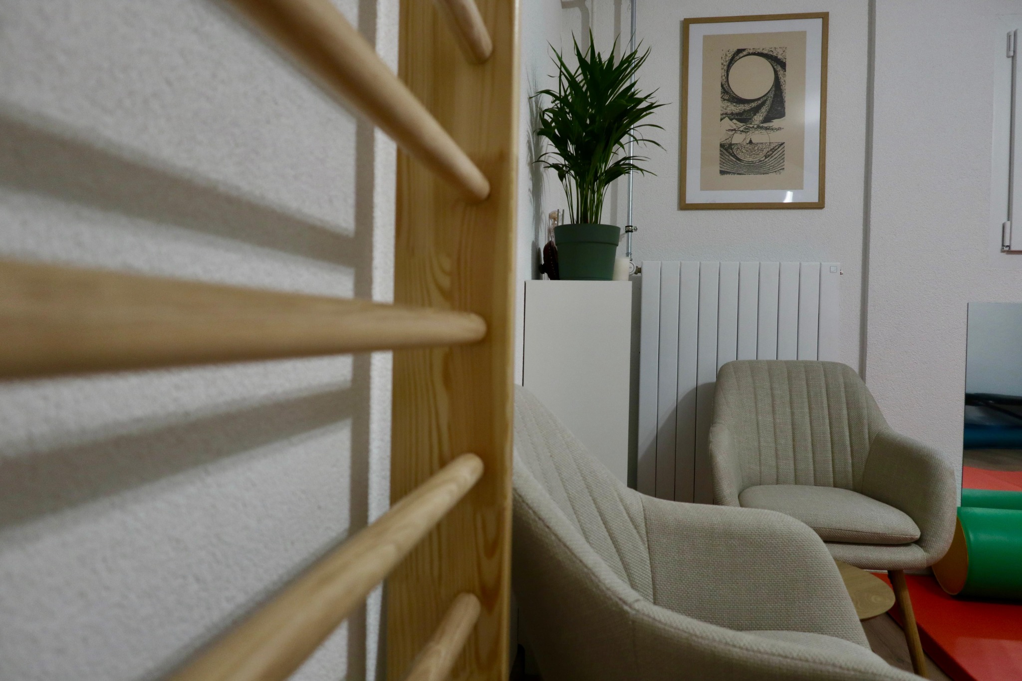 Espace de physiothérapie avec tapis de motricité et matériel au cabinet Althéa Santé